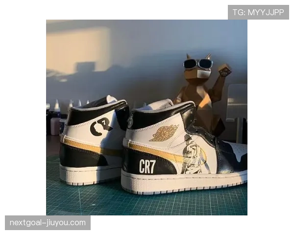 C罗这个衣柜也太豪了，光一双球鞋就够我们半年花的了吧？